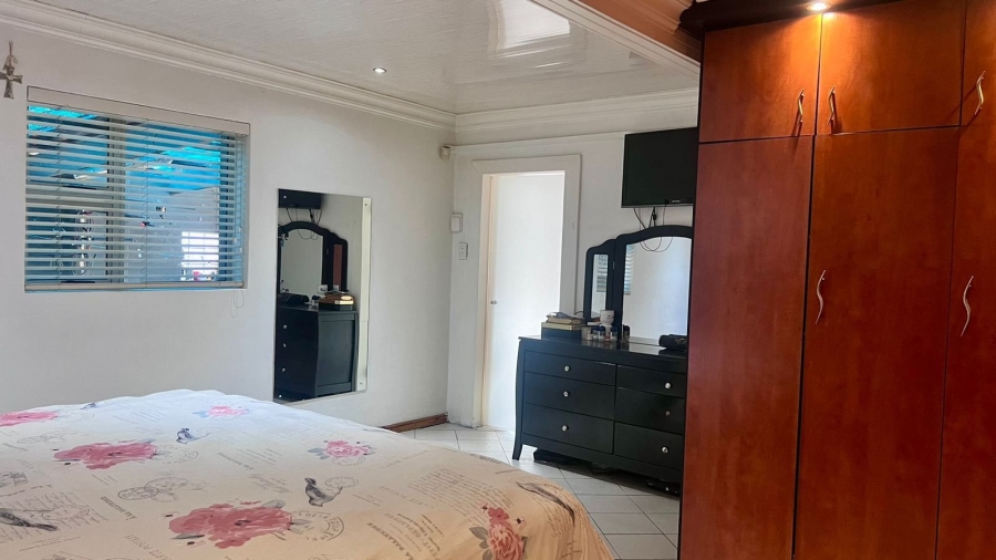 5 Bedroom Property for Sale in Woodlands Western Cape